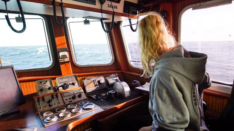 Captain Mandy at the helm of the Northwestern. – Bild: Shane Moore /​ Discovery Channel /​ Discovery Communications, LLC