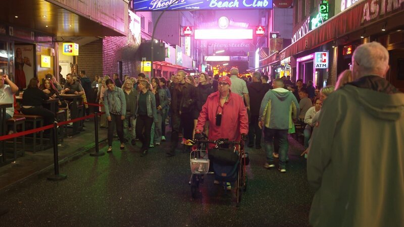 Bauchtänzerin Christine Licht erinnert sich an alte Zeiten – Bild: SPIEGEL TV GmbH