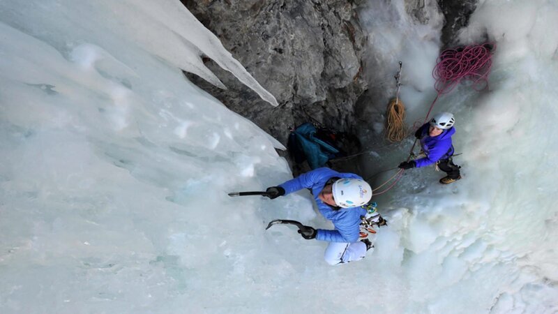 Kletterer bezwingen gefrorene Wasserfälle und steile Eiswände in den französischen Alpen – ein Einblick in die extremen Herausforderungen des Winterbergsteigens von der Dauphiné bis in die Hochalpen. – Bild: NDR