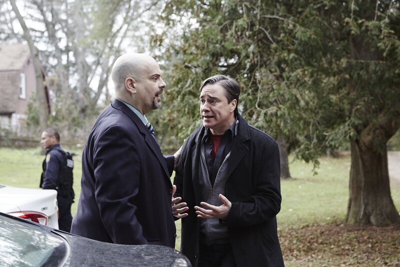 Detective Harris (l.); Eric von Steinner (r.) – Bild: Arrow International Media/​ Saloon Media