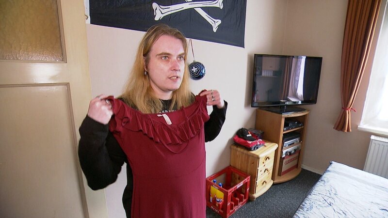 Jessica und Olaf aus Hamburg-Barmbek machen ernst: Nach neun Jahren Beziehung und drei Jahren Verlobung wollen sie endlich heiraten. – Bild: RTLZWEI