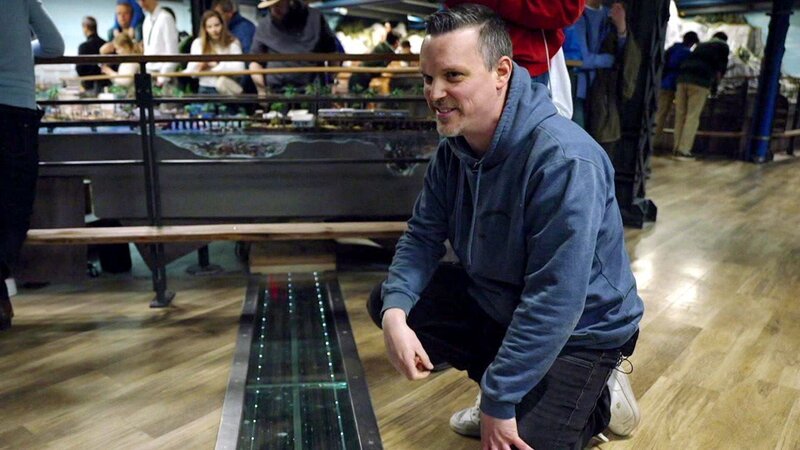 Arbeiter vor einem Glastunnel im Boden – Bild: RTL