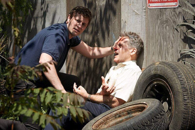 Reenactment – Kyle Quinlan (Tyler Blake Smith) rettet den verletzten Kollegen Michael Hatton (Thom Vernon), nachdem er den Absturz des Garuda-Flugs 200 überlebt hat. – Bild: Cineflix /​ Ian Watson