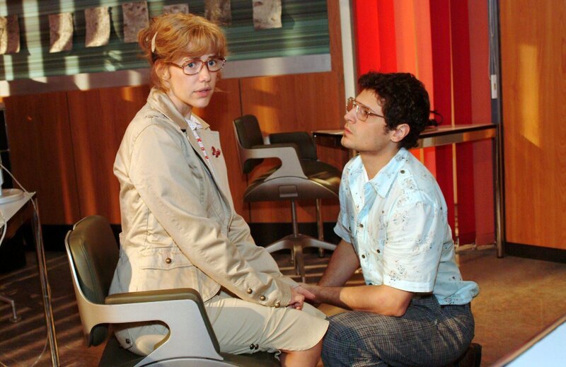 Rokkos (Manuel Cortez, r.) Heiratsantrag überfordert Lisa (Alexandra Neldel, l.). (Dieses Foto von Alexandra Neldel darf nur in Zusammenhang mit der Berichterstattung über die Serie „Verliebt in Berlin“ veröffentlicht und verbreitet werden.) – Bild: SAT.1 /​ Monika Schürle Eigenproduktionsbild frei