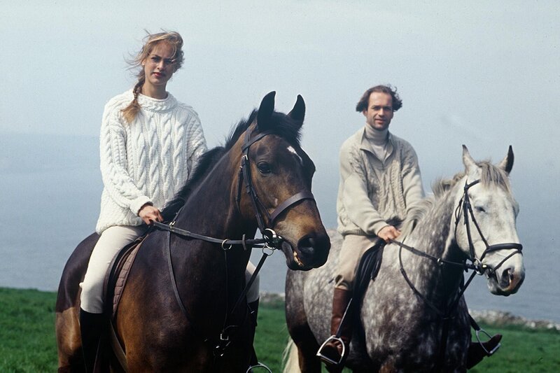 Eliot Bayliss (Horst-Günter Marx) hat seine Cousine Rebecca (Sophie von Kessel) zu einem Ausritt eingeladen – Bild: ZDF/​David Farrwell