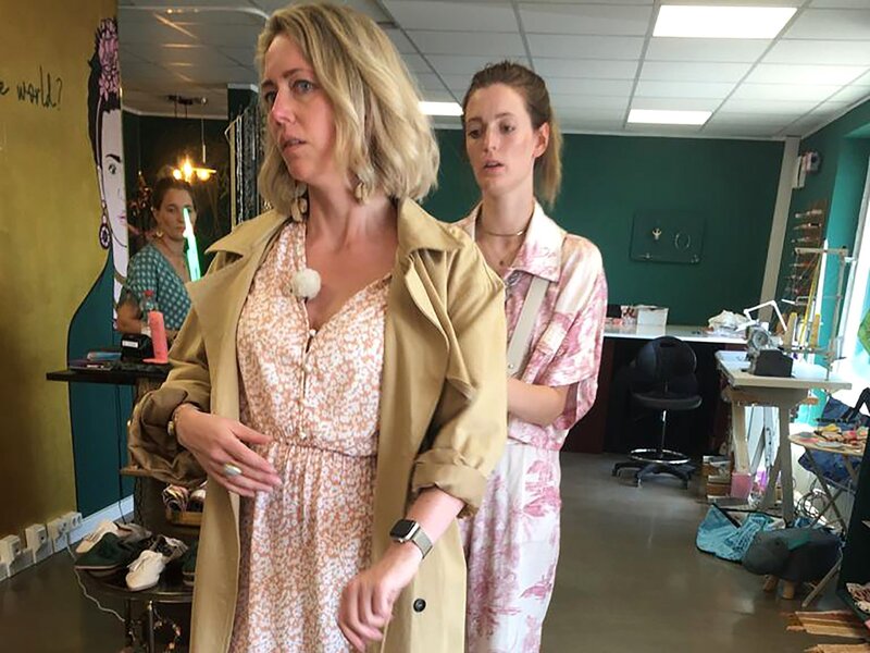 Kandidatin Melina (l.) und ihre Shoppingbegleitung Domi – Bild: RTL /​ Constantin Ent.