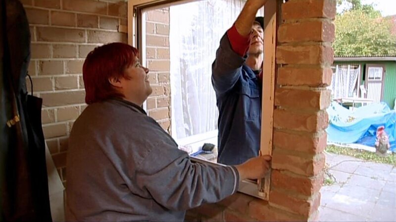 Silke und Harald haben ein Grundstück mit einem halb verfallenen Häuschen für 15.000 Euro erworben. Nun müssen sie das Haus in Eigenleistung sanieren, weil sie als Hartz-IV-Empfänger über keine weiteren finanziellen Mittel verfügen. – Bild: RTLZWEI