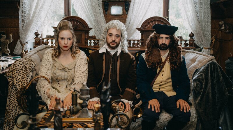 Julia Engelmann (links), Jakob Leube (Mitte), Freddy Radeke (rechts). – Bild: NDR/​Marta Urbanelis