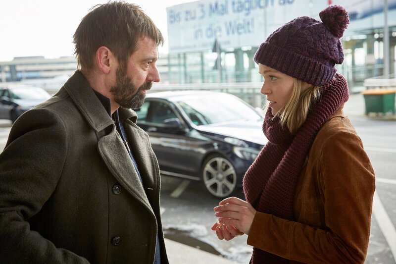 Rainer Marks (Ulrich Drewes) kehrt nach einigen Jahren im Ausland zurück, um sich seiner Tochter Lissy (Livia Matthes) wieder anzunähern. Doch er hat ein Geheimnis, von dem niemand etwas ahnt … – Bild: RTL /​ Guido Engels