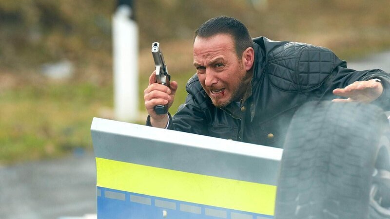 Ein Transporter wird auf der Autobahn von einem SUV attackiert. Als Semir (Erdogan Atalay) und sein Partner sich einschalten, eröffnen die Männer aus dem Geländewagen das Feuer … – Bild: MG RTL D /​ Guido Engels