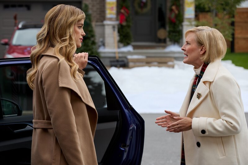 Lily Morgan (Ashley Newbrough, l.) und Whitney Boyd (Jennifer Baker)  +++ Die Verwendung des sendungsbezogenen Materials ist nur mit dem Hinweis und Verlinkung auf RTL+ gestattet. +++ – Bild: RTL /​ Hallmark Media