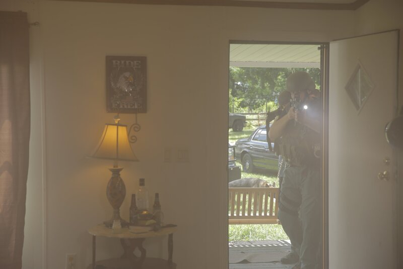 Hände hoch, Polizei! Auf der Spur nach dem Mörder von Curtis Ashley untersuchen die Ermittler die Wohnung des Drogendealers Glenn Sapp. Hat er ihn auf dem Gewissen? – Bild: Jupiter Entertainment