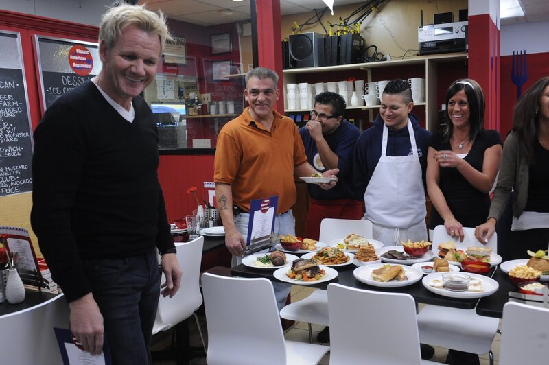 Die Stimmung im Team des „Classic American Restaurant“ ist seit längerem auf dem Gefrierpunkt, doch dann bringt Gordon Ramsay (l.) neue innovative Ideen ein … – Bild: Fox Broadcasting.  All rights reserved. /​ Jeffrey Neira