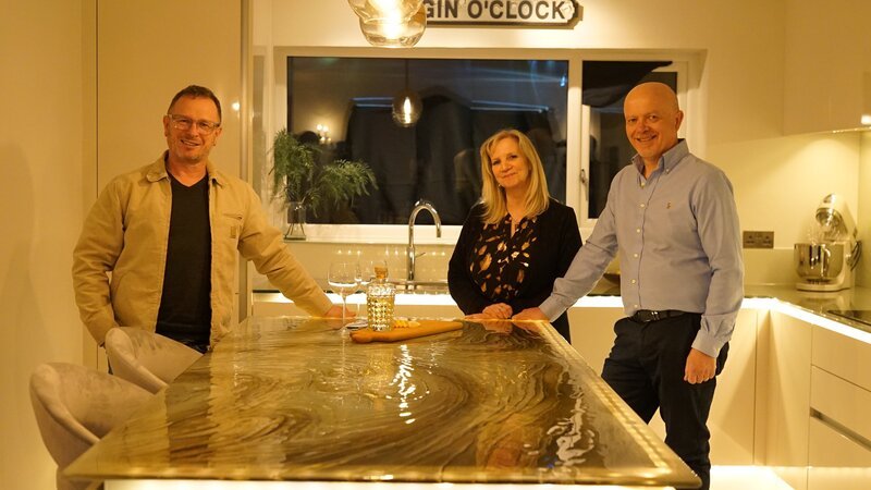 (v.l.n.r.) Mark Millar; Debi; Simon – Bild: Pi Productions Ltd Lizenzbild frei