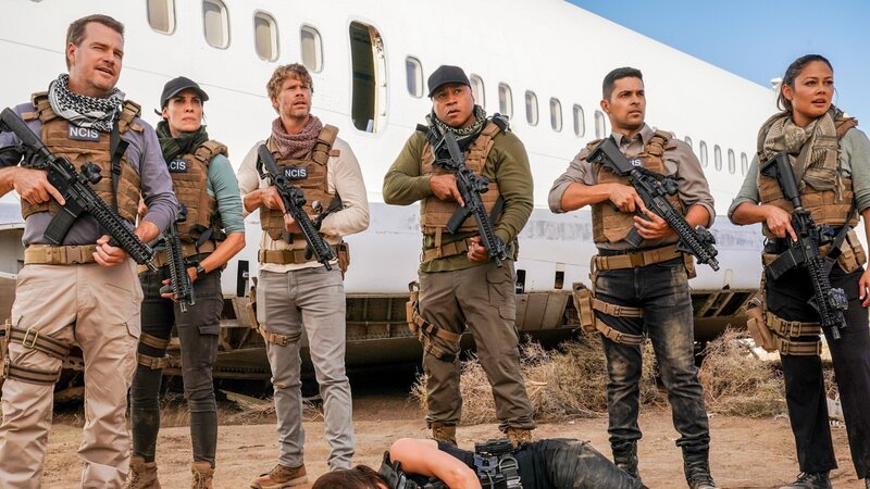 (v.li.): Chris O’Donnell (Special Agent G. Callen), Daniela Ruah (Special Agent Kensi Blye), Eric Christian Olsen (Investigator Martin ‚Marty‘ Deeks), LL Cool J (Special Agent Sam Hanna), Wilmer Valderrama (NCIS Special Agent Nicholas „Nick“ Torres), Vanessa Lachey (Jane Tennant) – Bild: ORF/​Sevenone International/​CBS/​Michael Yarish