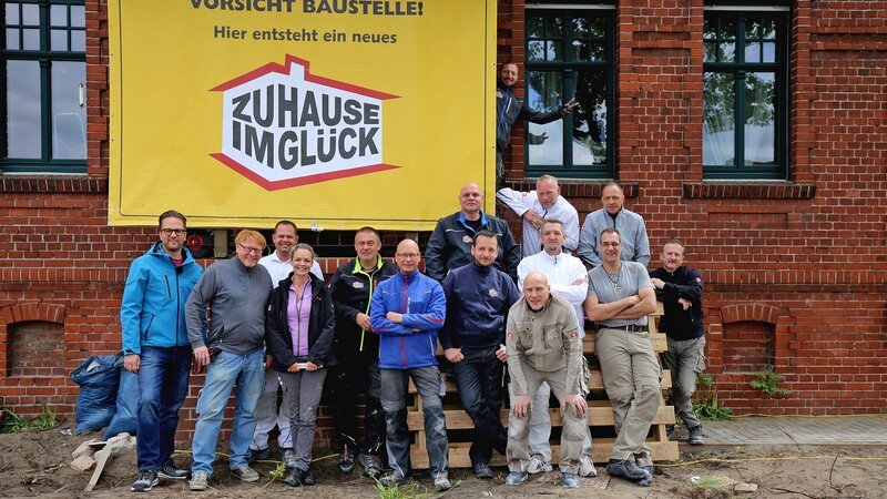 Das Zuhause im Glück-Team ist angereist, um der Familie endlich ein warmes und gemütliches Heim zu schaffen – Bild: RTL II