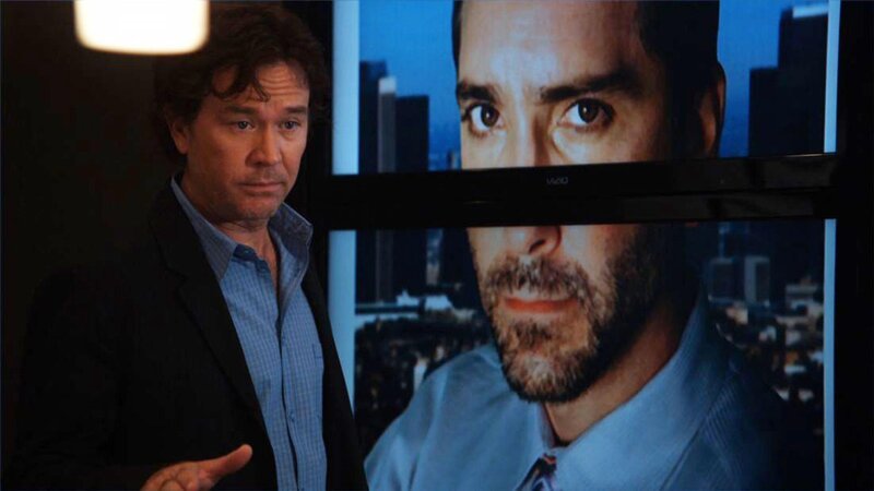 Nate Ford (Timothy Hutton) vor dem Bild des Bauunternehmers Alex Grant – Bild: RTL Crime