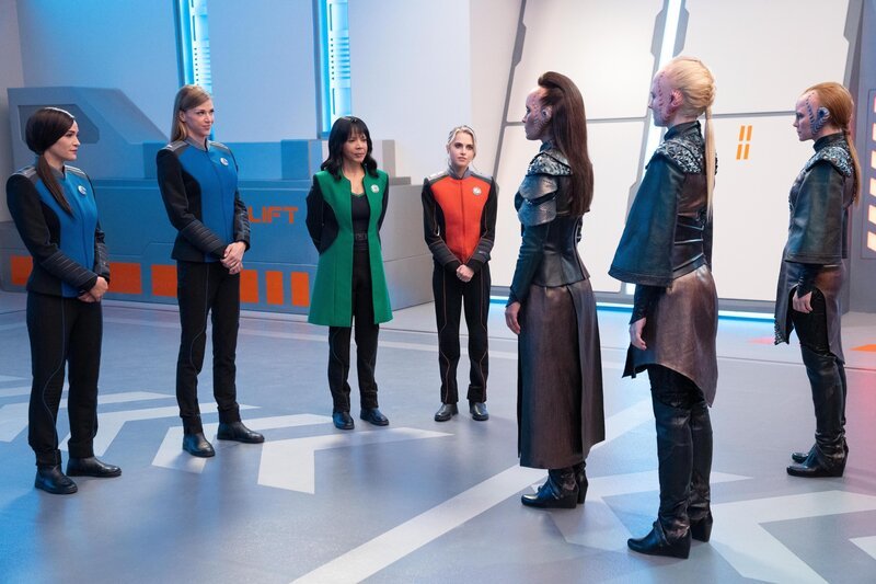 (v.l.n.r.) Lieutenant Commander Talla Keyali (Jessica Szohr); Commander Kelly Grayson (Adrianne Palicki); Dr. Claire Finn (Penny Johnson Jerald); Ensign Charly Burke (Anne Winters); Captain Losha (Sophina Brown); First Lieutenant Hodell (Paige Herschell); First Officer Kava (Stephanie Drapeau) – Bild: Twentieth Century Fox Film Corporation