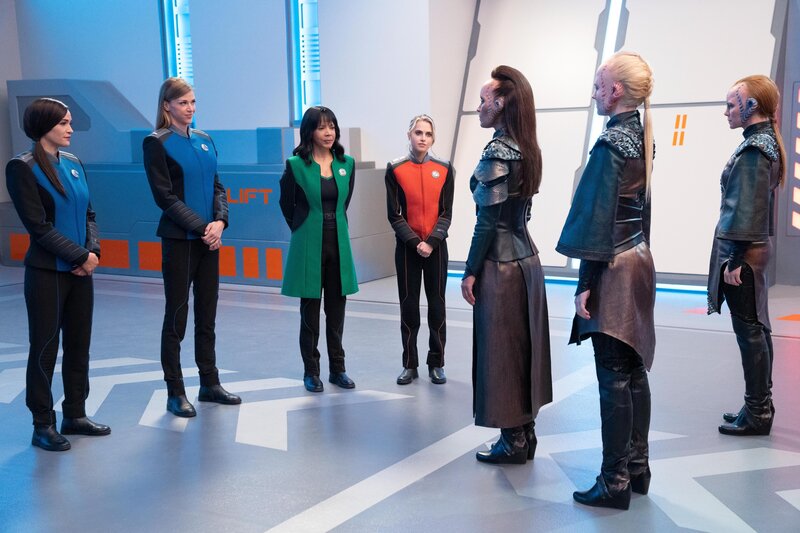 (v.l.n.r.) Lieutenant Commander Talla Keyali (Jessica Szohr); Commander Kelly Grayson (Adrianne Palicki); Dr. Claire Finn (Penny Johnson Jerald); Ensign Charly Burke (Anne Winters); Captain Losha (Sophina Brown); First Lieutenant Hodell (Paige Herschell); First Officer Kava (Stephanie Drapeau) – Bild: Twentieth Century Fox Film Corporation