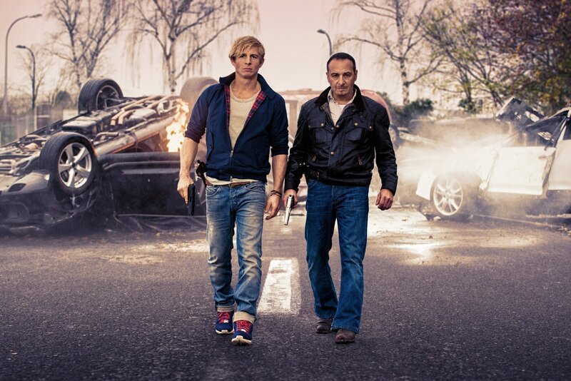 Was für ein spektakulärer Staffelauftakt! In der 300. Jubiläumsfolge von „Alarm für Cobra 11“ feiert Semir Gerkhan (Erdogan Atalay, r.) nicht nur sein 20. Dienstjubiläum, er bekommt auch noch einen neuen Partner an die Seite gestellt. Daniel Roesner übernimmt die Rolle des Kriminalkommissars Paul Renner. – Bild: RTL /​ Gordon Mühle