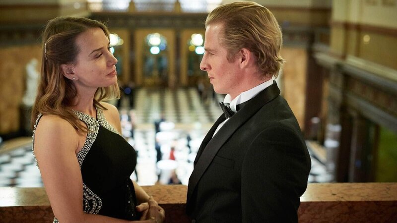 Die Trickbetrügerin Elena Degenhardt (Nadeshda Brennicke) erkennt in Paul (Daniel Roesner) nicht den Polizisten und kommt arglos mit ihm ins Gespräch. – Bild: MG RTL D /​ Guido Engels