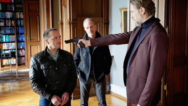 Semir (Erdogan Atalay, l.) wird von Alberts (Thomas Anzenhofer, M.) zu Gangsterboss Johansson (Nicki von Tempelhoff) gebracht und soll beseitigt werden … – Bild: RTL /​ Guido Engels