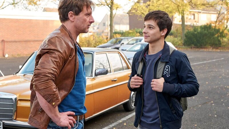 Stefans (Hendrik Duryn, l.) neuer Schüler Robin (Niklas Nißl) hat einen Hirntumor. Seine Eltern wollen aus religiösen Gründen nicht, dass ihr Sohn operiert wird. Stefan sucht die richtigen Worte, um Robin Mut zu machen. – Bild: TVNOW /​ Frank Dicks