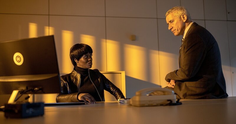 Kriemhild Magunda (Florence Kasumba, l.); EKHK Müller (Rakph Herforth, r.) – Bild: Tom Trambow / WESTSIDE FILMPRODUKTION/ SEVENPICTURES FILM/ DONAR FILM/ WARNER BROS. ENTERTAINMENT Kriemhild Magunda (Florence Kasumba, l.); EKHK Müller (Rakph Herforth, r.) – Bild: Tom Trambow / WESTSIDE FILMPRODUKTION/ SEVENPICTURES FILM/ DONAR FILM/ WARNER BROS. ENTERTAINMENT