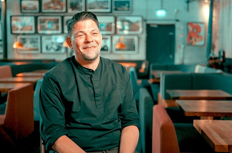 Fernsehkoch Tim Mälzer stellt in seinem Hamburger Restaurant „Bullerei“ Gemälde und Figuren aus. – Bild: SWR/​Sunbird