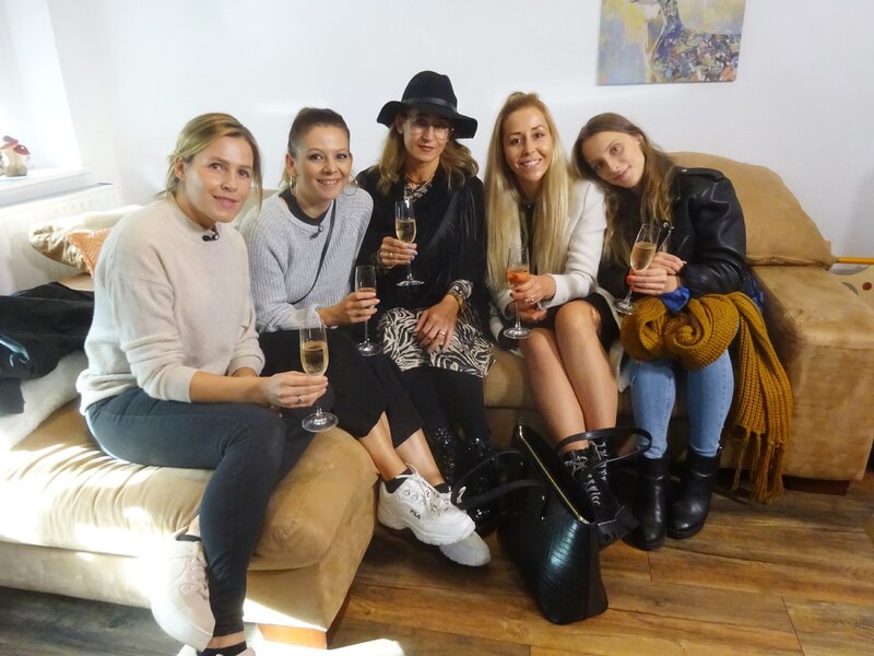 V.l.: Kandidatin Julia, Nadine, Tina, Jara und Lara – Bild: TVNOW /​ Constantin Ent.