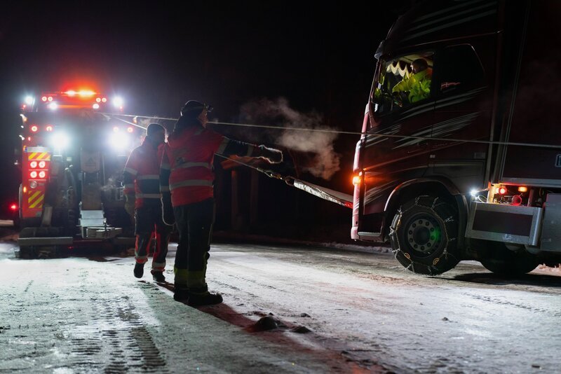 Norwegian roads have recently opened up for bigger and heavier trucks and in Overhalla. One of these mega-trucks slides off the road. Just in time for a newly recovered Jo Roger, alongside his son Ole Henrik, take on this historic rescue. (National Geographic) – Bild: NGC NETWORK INTERNATIONAL, LLC All Rights Reserved Lizenzbild frei