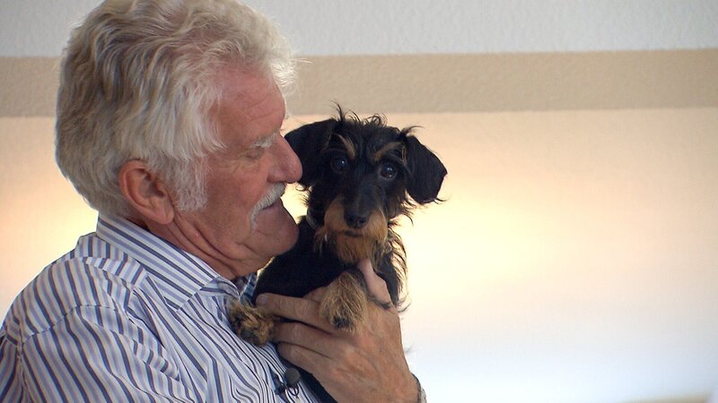 Werner, Dackel Max – Bild: RTL /​ Mina Tv /​ Ratonero-Mischling „Jojo“ /​ Dackel „Max“