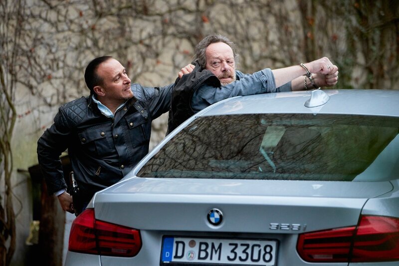 Während Paul versucht die Geiseln in einem entführten Bus zu retten versucht Semir (Erdogan Atalay, l.) herauszufinden, was der SEK-Chef mit den Geiselnehmern zu tun hat. Er nimmt Django (Erwin Leder) fest. – Bild: MG RTL D /​ Guido Engels