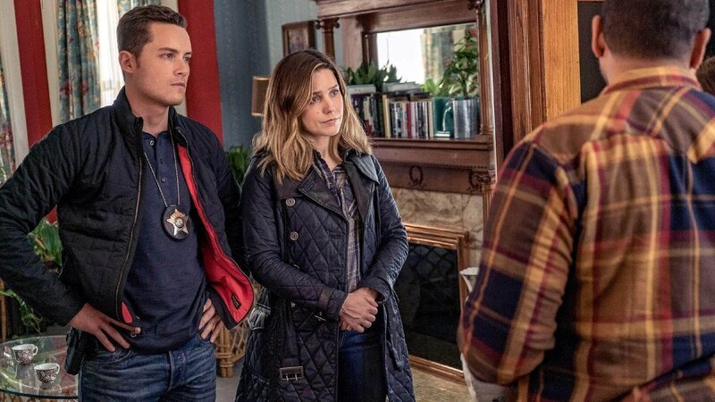 Jay Halstead (Jesse Lee Soffer), Erin Lindsay (Sophia Bush). Die Verwendung des sendungsbezogenen Materials ist nur mit dem Hinweis und Verlinkung auf TVNOW gestattet. – Bild: TVNOW /​ NBCUniversal