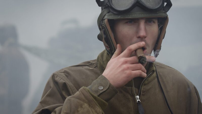 Leutnant Jack Lee raucht eine Zigarre. (Dramatische Wiederholung). – Bild: Holdout Productions Inc.