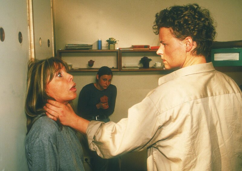 Aus Frust, weil ihre Vergangenheit sie eingeholt hat, vergreift sich Melanie (Sigrid M. Schnückel, re.) schlecht gelaunt an Jeanette (Christine Schuberth). – Bild: RTL