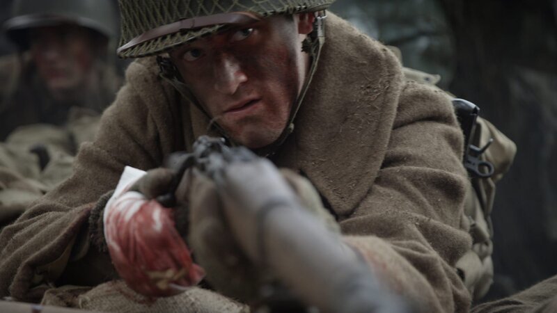 Lieutenant Lomell prepares for a German counter attack to retake the hill. (nachgestellte) – Bild: Holdout Productions Inc.