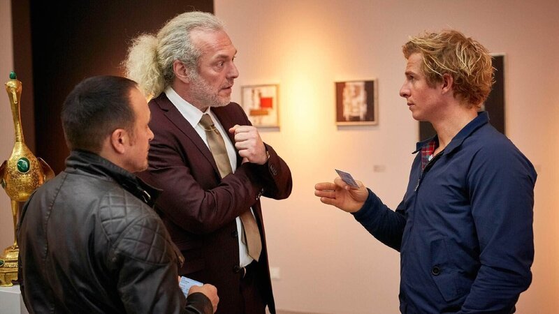 Semir (Erdogan Atalay) und Paul (Daniel Roesner) sprechen mit Gebhard (Harald Siebler), doch der Kunsthändler spielt den Ahnungslosen. – Bild: MG RTL D /​ Guido Engels