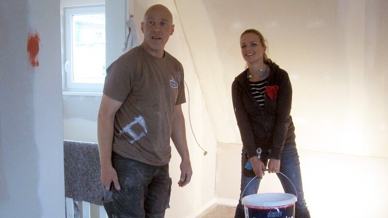 Expertin Eva Brenner legt selbst Hand an – Bild: RTL II