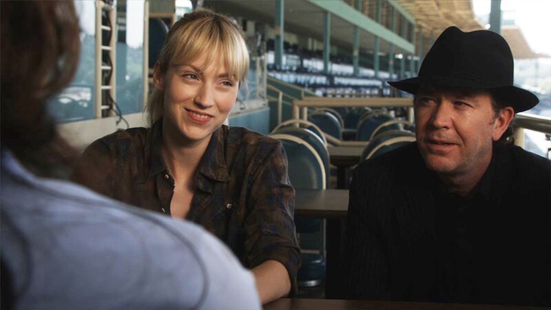 Nate Ford (Timothy Hutton, r.) und Parker (Beth Riesgraf) auf der Rennbahn. – Bild: RTL