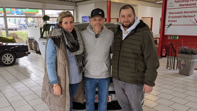 Sarah, Gebrauchtwagenprofi Sidney Hoffmann und Udo (re.) – Bild: RTLZWEI