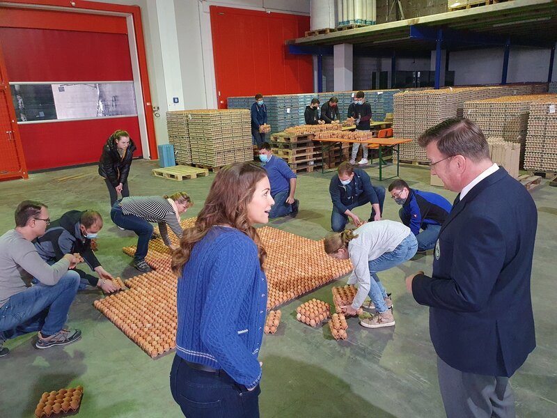 Moderatorin Claudia Pupeter und Rekordrichter Olaf Kuchenbecker beobachten Familie Heumeier beim Weltrekordversuch. – Bild: Joachim Walther /​ BR /​ south & browse GmbH