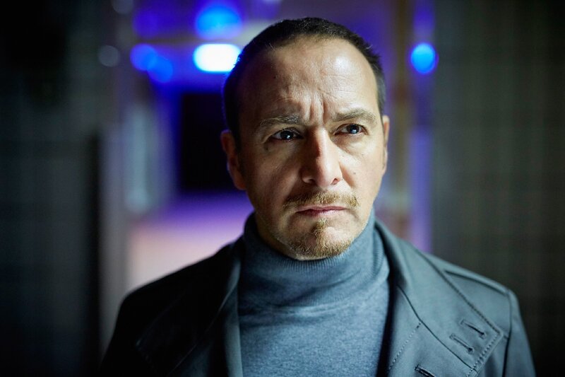 Seine durch den Unfall bedingte lückenhafte Erinnerung und die Rekonstruktion seiner Undercover-Identität führen dazu, dass Semir (Erdogan Atalay) glaubt, als Serdal Masaad auf der Seite der Schwerverbrecher zu stehen … – Bild: RTL /​ Guido Engels