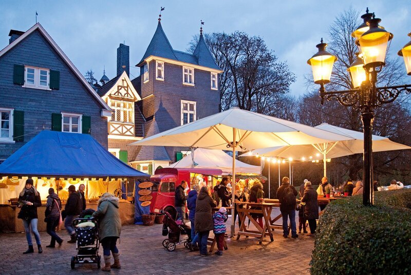 Überall leuchtet Weihnachtsdeko und die Menschen lockt es auf die Weihnachtsmärkte – der Westen ist im Weihnachtsfieber. Spannung … Vorfreude … und die Lokalzeit live ist am Nikolausabend mittendrin beim „Adventstraum“, dem märchenhaften Weihnachtsmarkt auf Schloss Grünewald in Solingen. Mit einem prall gefüllten Sack voller weihnachtlicher Geschichten – bewegend, spannend und spektakulär. Und einer ganz besonderen Herausforderung: Am Ennepebogen in Gevelsberg soll an diesem Abend ein neuer Weihnachts-Weltrekord aufgestellt werden. Und das Beste: Jeder kann mitmachen! – Bild: WDR/​picture alliance/​blickwinkel/​S. Ziese