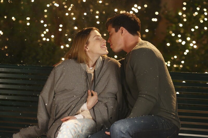 Sue (Eden Sher, l.); Logan (David Hull, r.) – Bild: Warner Brothers