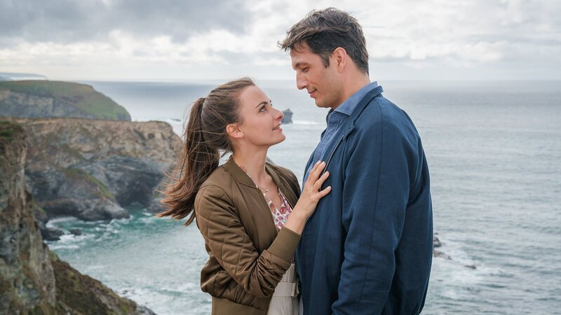 Nach anfänglichen Bedenken möchte Kim (Paula Schramm) ihren Mann Patrick (Max Hemmersdorfer) unterstützen und zusammen mit ihm in Cornwall bleiben. – Bild: SRF/​ZDF