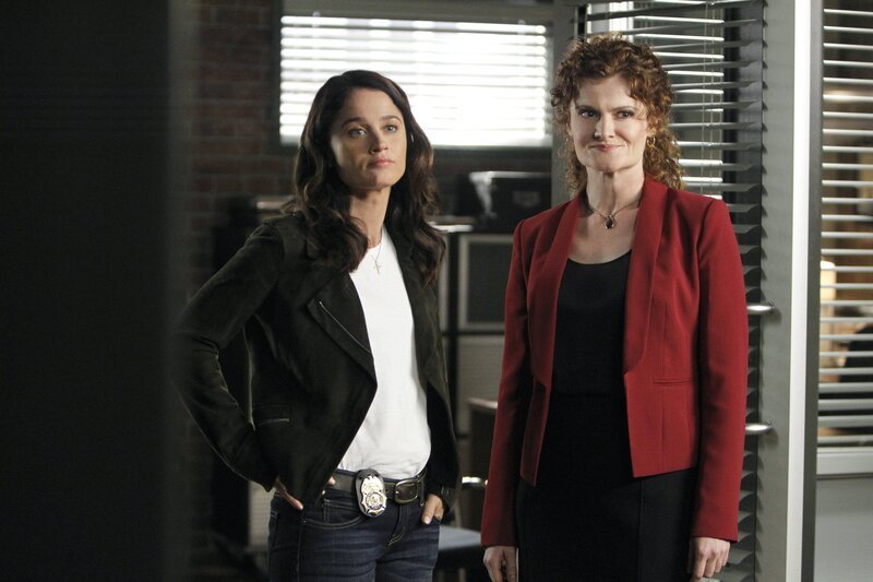 Ein neuer Fall beschäftigt Teresa (Robin Tunney, l.) und Brenda Shettrick (Rebecca Wisocky, r.) … – Bild: Warner Bros. Television Lizenzbild frei