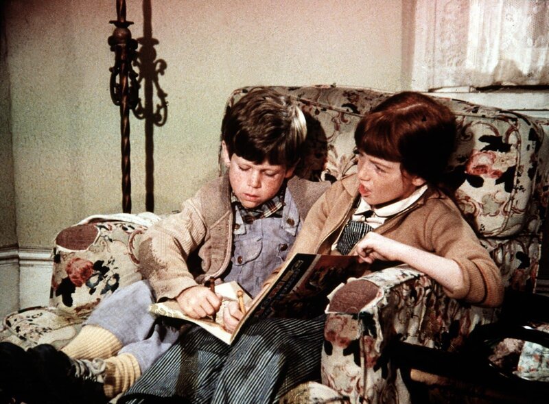 Der kleine Luke (Kristopher Marquis, l.) ist bei den Waltons und seiner Freundin Elizabeth (Kami Cotler, r.) zu Besuch, während sein Vater in Richmond auf Arbeitssuche ist. Das „Geisterbrett“, das John-Boy mitgebracht hat, zieht auch ihn in seinen Bann … – Bild: Sat.1 Gold