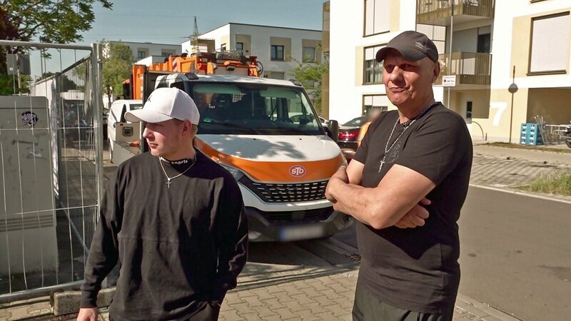 Auch Jonas (li.) und Elvis schauen sich den Abriss an – Bild: RTLZWEI