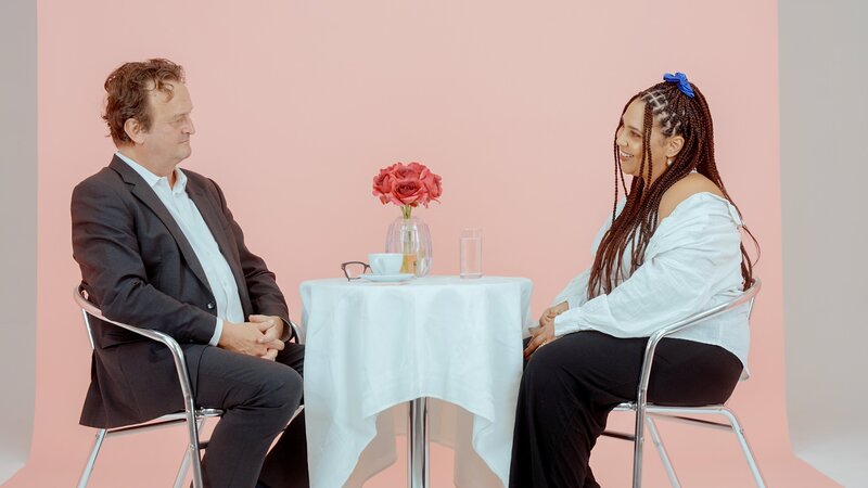 Hanno Settele in seiner eigenen Dating-Show bei der er auf acht Personen trifft. – Bild: ORF/​Hashtag Media